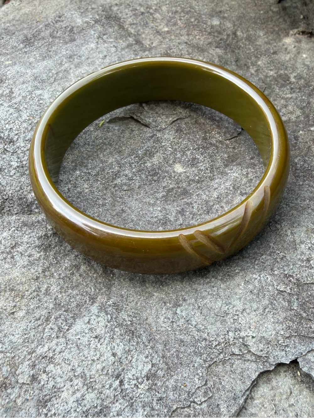 Vintage Olive Green Bakelite Carved Bracelet